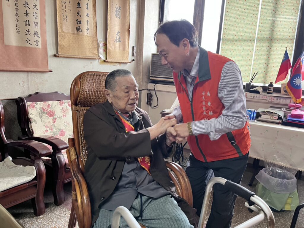 雙百歲喜訊傳溫情 屏東榮服處親訪祝壽 8 %E5%9C%96%E8%AA%AA2%E5%8A%89%E5%89%AF%E8%99%95%E9%95%B7%E8%88%87%E7%A7%A6%E4%BC%AF%E4%BC%AF%E5%95%8F%E5%AE%89 0 1024x768 1