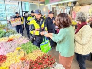 春節花市採買人氣旺 內湖警防詐 交安宣導賀新年 73 MEITU 20260214 101342165 300x225 1