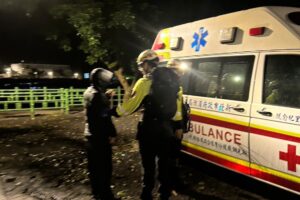 除夕夜山區驚魂 瑞芳警 消聯手搜救 迷途登山客平安下山送醫 20 MEITU 20260217 123557300 300x200 1