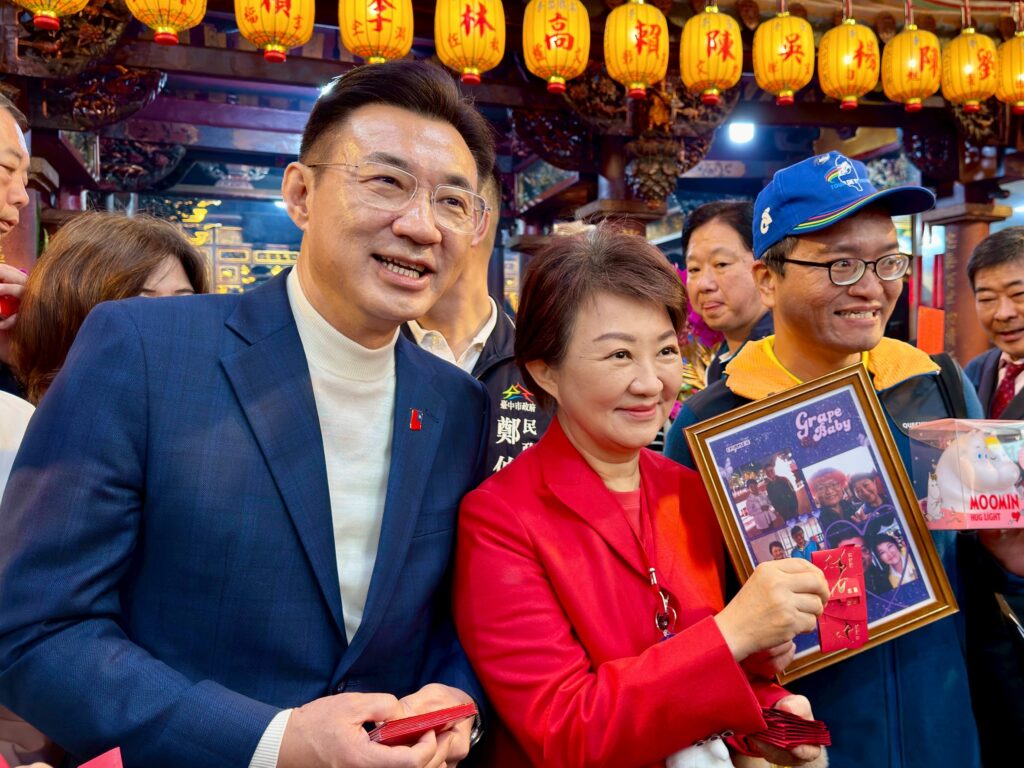 國旗別針「神祕失蹤」 江啟臣割愛熱情鄉親傳承愛國心 4 S 502562885 1024x768 1