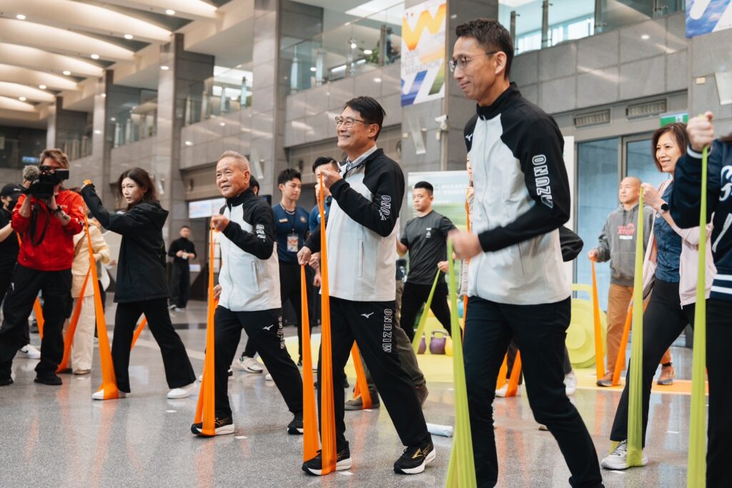 萬金石特展3/5-3/15新北市府登場 9 %E5%BD%88%E5%8A%9B%E5%B8%B6%E4%BA%92%E5%8B%95%E9%AB%94%E9%A9%97%E9%80%8F%E9%81%8E%E5%BD%88%E5%8A%9B%E5%B8%B6%E7%9A%84%E5%9B%9E%E5%BD%88%E7%89%B9%E6%80%A7%E5%8F%83%E8%88%87%E8%80%85%E8%83%BD%E5%8D%B3%E6%99%82%E6%84%9F%E5%8F%97%E5%87%BA%E5%8A%9B%E8%88%87%E6%94%B6%E5%8A%9B%E7%AF%80%E5%A5%8F%E7%9A%84%E8%AE%8A%E5%8C%96 1024x683 1