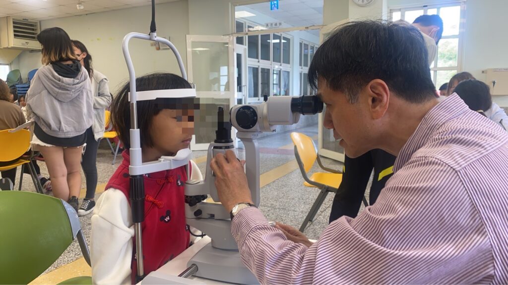 把視力照護帶進偏鄉! 孫啟欽率醫療團走進台東阿尼色弗兒童之家 62 S 49438818 1024x576 1