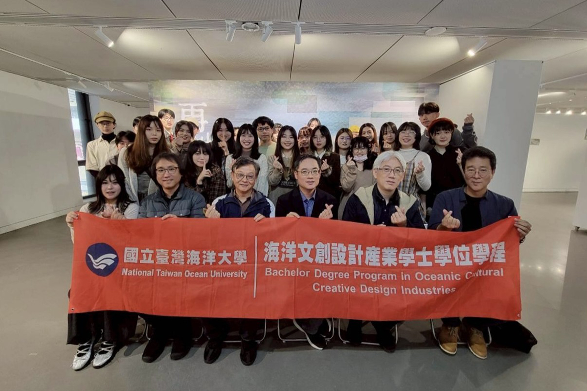 海大文創系111級畢業展《再地 RE-LAND》 讓空間再次訴說它的故事 2 %E6%B5%B7%E5%A4%A7%E6%96%87%E5%89%B5%E7%B3%BB111%E7%B4%9A%E7%95%A2%E6%A5%AD%E5%B1%95%E9%96%8B%E5%B9%95%E5%BC%8F%E5%85%A8%E9%AB%94%E5%90%88%E5%BD%B1%E3%80%82