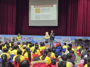 基警帶學童了解性騷擾法律定義並提供防詐資訊 8 %E4%BA%8C 48 300x225 1