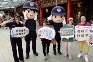 淨山健行市民齊出發 信義警併肩反賄識詐 14 1775893801601 300x200 1