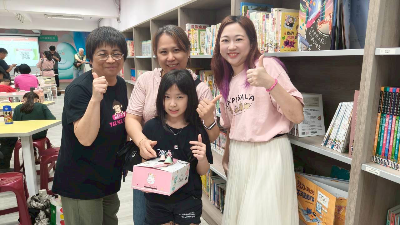 二信高中攜手東光國小舉辦「傳承創新愛基隆」親子鞋作體驗活動 9 LINE ALBUM 1150412%E6%9D%B1%E5%85%89%E5%9C%8B%E5%B0%8F%E8%A6%AA%E5%AD%90%E9%9E%8B%E4%BD%9C 260412 1