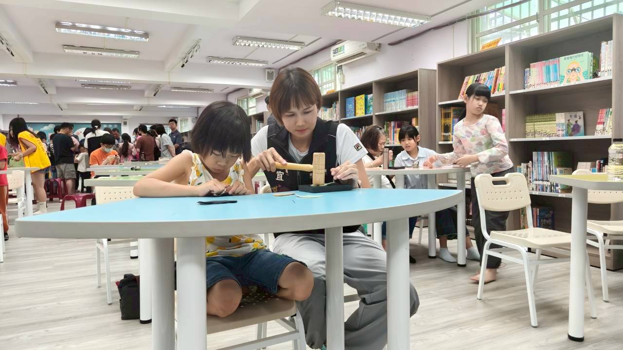 二信高中攜手東光國小舉辦「傳承創新愛基隆」親子鞋作體驗活動 6 LINE ALBUM 1150412%E6%9D%B1%E5%85%89%E5%9C%8B%E5%B0%8F%E8%A6%AA%E5%AD%90%E9%9E%8B%E4%BD%9C 260412 2