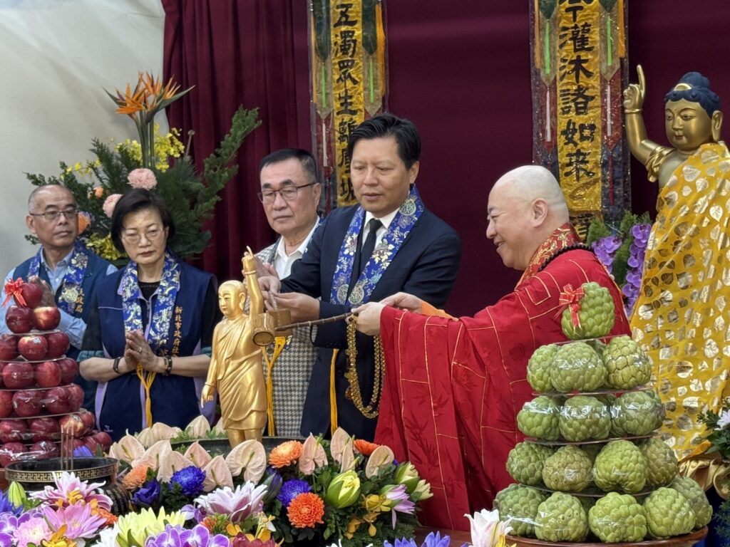 佛曆 2570 年釋迦牟尼佛聖誕 新北千人共沐佛恩祈福 50 %E5%89%AF%E5%B8%82%E9%95%B7%E6%9C%B1%E6%83%95%E4%B9%8B%E5%9C%A8%E6%96%B0%E5%8C%97%E5%B8%82%E4%BD%9B%E6%95%99%E6%9C%83%E7%90%86%E4%BA%8B%E9%95%B7%E5%A6%82%E4%B9%98%E6%B3%95%E5%B8%AB%E9%99%AA%E5%90%8C%E4%B8%8B%E4%B8%80%E5%90%8C%E6%89%8B%E6%8C%81%E6%B7%A8%E6%9D%93%E7%81%8C%E6%B2%90%E4%BD%9B%E8%BA%AB%E8%B1%A1%E5%BE%B5%E6%B4%97%E6%BB%8C%E5%BF%83%E9%9D%88%E5%A1%B5%E5%9E%A2%E5%82%B3%E9%81%9E%E4%BD%9B%E9%99%80%E7%9A%84%E6%85%88%E6%82%B2%E8%88%87%E6%99%BA%E6%85%A7 1024x768 1