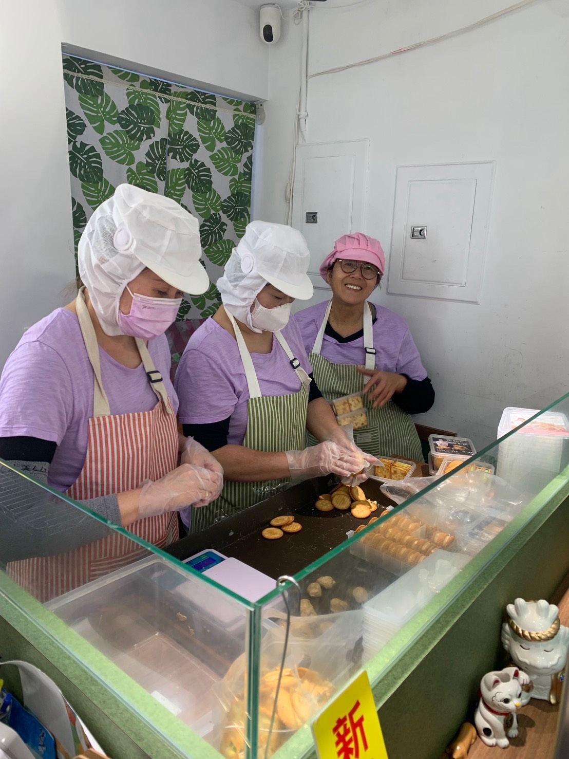 韓國知名美食節目來台取景 大橋頭「蔥穎牛軋餅」魅力再受國際矚目 12 店家杜周滿圓女士強調,其內餡特色在於香Q柔軟、甜而不膩,能保有彈性與濕潤度,卻不易變形,也不會出現一般牛軋糖常見的過硬、黏牙問題;產品常被形容為「從3歲到99歲都能輕鬆咬動」。圖 / 業者提供