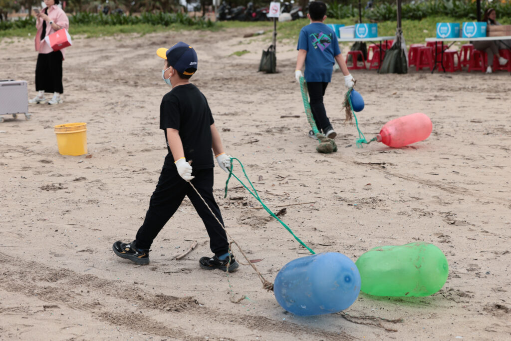 新北春季淨灘淨溪串聯18河段 啟動「源頭到海洋」水環境全治理 39 %E5%B0%8F%E6%9C%8B%E5%8F%8B%E5%B0%87%E6%BC%81%E6%A5%AD%E7%94%A8%E6%B5%AE%E7%90%83%E6%B8%85%E9%99%A4 1024x683 1