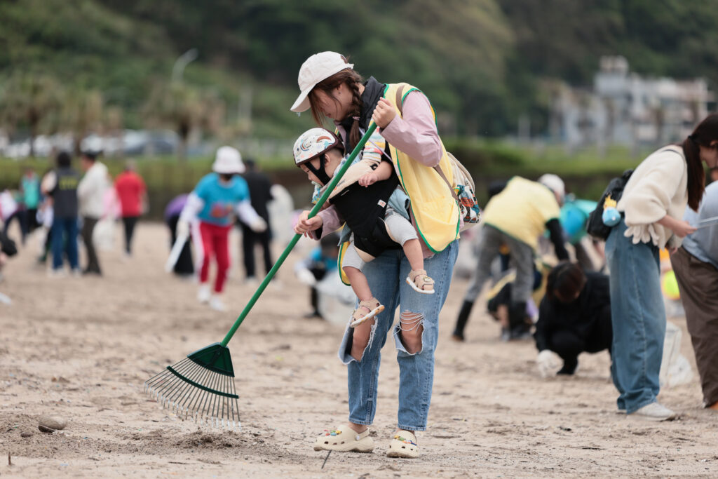 新北春季淨灘淨溪串聯18河段 啟動「源頭到海洋」水環境全治理 40 %E6%B0%91%E7%9C%BE%E6%B8%85%E7%90%86%E7%B4%B0%E7%A2%8E%E6%B5%B7%E5%BB%A2 1024x683 1