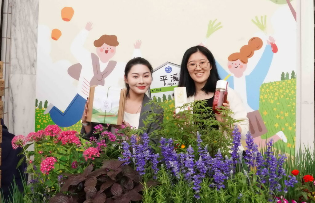 漫遊平溪品嚐極鮮珠蔥 新北推產地消費滿額折價優惠 27 %E6%98%A5%E6%9A%96%E8%8A%B1%E9%96%8B%E6%AD%A3%E6%98%AF%E6%96%B0%E5%8C%97%E7%8F%A0%E8%94%A5%E6%9C%80%E9%AE%AE%E7%94%9C%E7%9A%84%E7%9B%9B%E7%94%A2%E6%9C%9F%E9%82%80%E8%AB%8B%E6%B0%91%E7%9C%BE%E4%B8%80%E8%B5%B7%E6%98%A5%E9%81%8A%E5%B9%B3%E6%BA%AA%E7%9C%8B%E8%9E%A2%E7%81%AB%E8%9F%B2%E8%B3%9E%E6%A1%90%E8%8A%B1%E5%8F%8A%E5%8F%83%E5%8A%A0%E8%BE%B2%E6%9D%91%E9%AB%94%E9%A9%97 1024x661 1