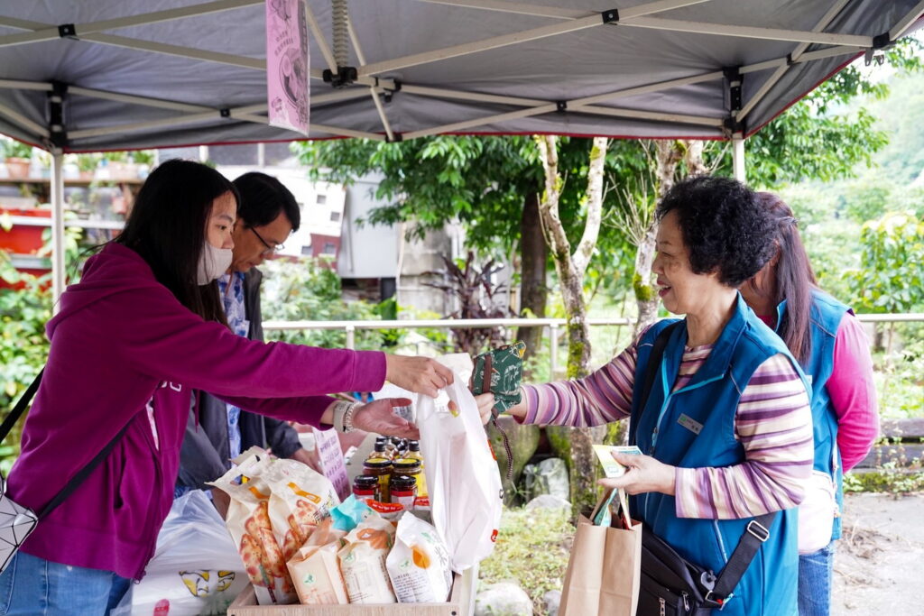 漫遊平溪品嚐極鮮珠蔥 新北推產地消費滿額折價優惠 28 %E6%96%B0%E5%8C%97%E7%8F%A0%E8%94%A5%E7%94%A2%E5%9C%B0%E5%B1%95%E5%94%AE%E6%9C%83%E9%9B%86%E5%90%84%E5%8D%80%E8%BE%B2%E6%9C%83%E7%89%B9%E7%94%A2%E5%B1%95%E5%94%AE%E8%B2%A9%E5%94%AE%E7%8F%A0%E8%94%A5%E7%B6%A0%E7%AB%B9%E7%AD%8D%E5%8C%85%E7%A8%AE%E8%8C%B6%E8%9C%82%E8%9C%9C%E7%AD%89%E8%BE%B2%E7%94%A2%E5%93%81 1024x683 1