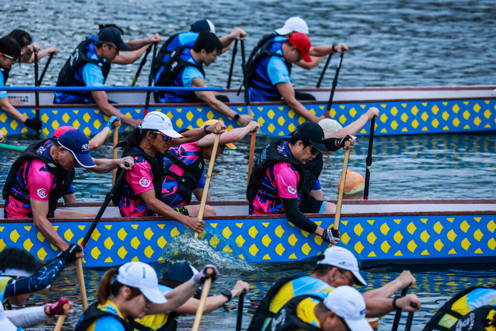 風雨無阻,愛在槳間:2026 政大EMBA公益龍舟賽熱血完賽,為獨老划出希望! 8 %E5%9C%96%E8%AA%AA%E4%BA%8C%E5%90%84%E9%9A%8A%E7%AB%B6%E8%B3%BD%E7%95%AB%E9%9D%A2 1024x683 1