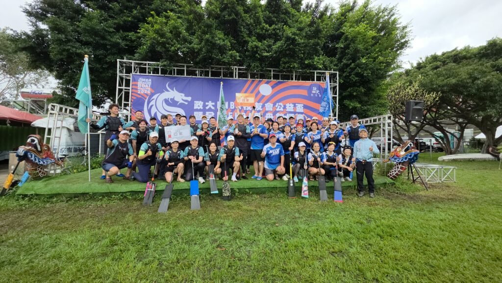 風雨無阻,愛在槳間:2026 政大EMBA公益龍舟賽熱血完賽,為獨老划出希望! 10 %E5%9C%96%E8%AA%AA%E5%9B%9B%E6%A0%A1%E9%9A%9B%E8%B3%BD%E7%94%B1%E6%94%BF%E5%A4%A72%E7%A7%92%E9%9A%AA%E5%8B%9D%E5%A5%AA%E5%86%A0%E5%8F%B0%E5%A4%A7%E4%BA%9E%E8%BB%8D 1024x577 1