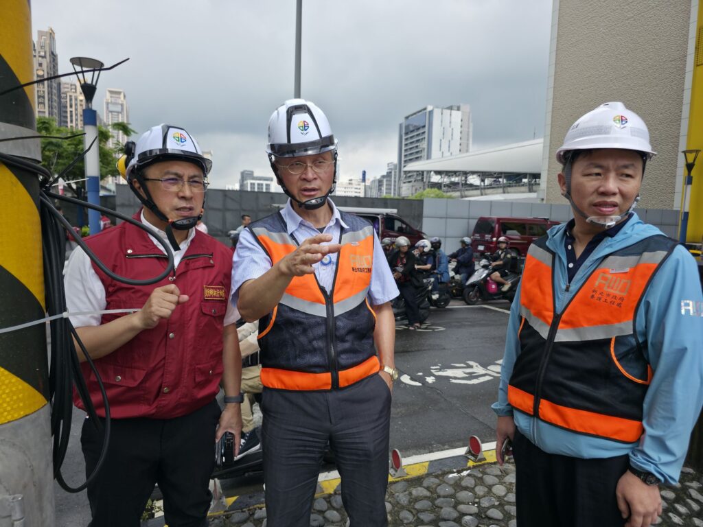 再犯!新莊天橋工程誤挖水管 雙北交通要道減壓供水 30 %E5%B7%A5%E5%8B%99%E5%B1%80%E5%89%AF%E5%B1%80%E9%95%B7%E6%9E%97%E7%82%B3%E5%8B%B2%E5%B7%A6%E4%BA%8C%E9%A4%8A%E5%B7%A5%E8%99%95%E9%95%B7%E9%84%AD%E7%AB%8B%E8%BC%9D%E5%B7%A6%E4%B8%89%E8%B6%95%E8%B5%B4%E7%8F%BE%E5%A0%B4%E4%BA%86%E8%A7%A3%E4%BF%AE%E5%BE%A9%E6%83%85%E5%BD%A2 1024x768 1