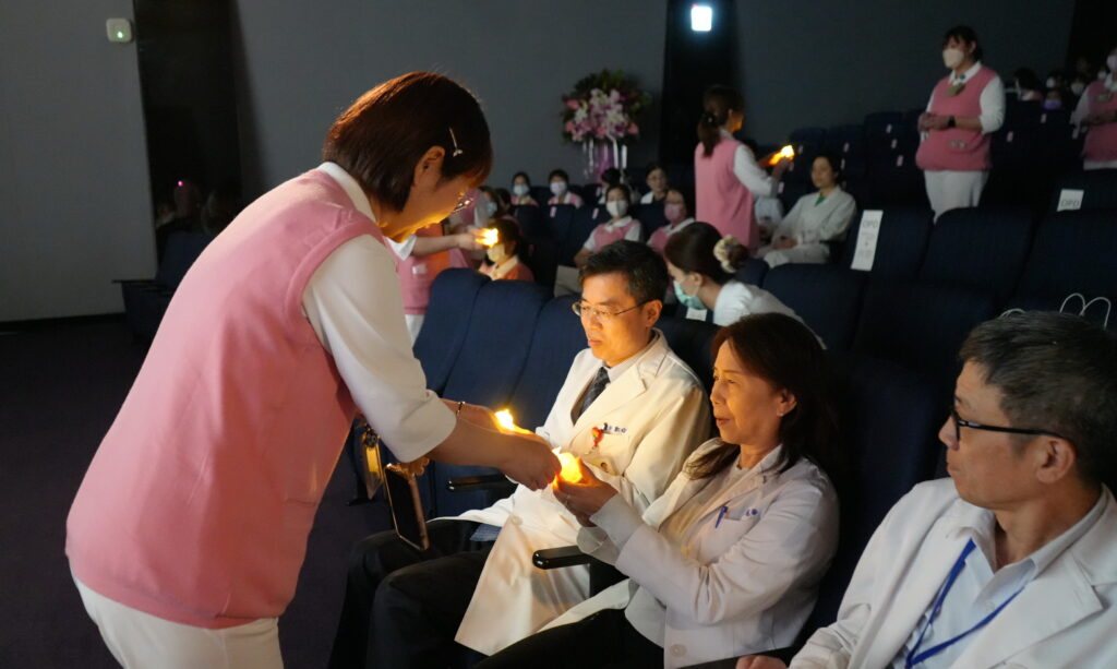 護師節最有感 台北醫院加薪最高12%、20萬簽約金 並認列年資單位加給加碼、進階獎金調升 26 %E8%87%BA%E5%8C%97%E9%86%AB%E9%99%A2%E8%88%89%E8%BE%A6%E8%AD%B7%E5%B8%AB%E7%AF%80%E6%B4%BB%E5%8B%95 1024x613 1