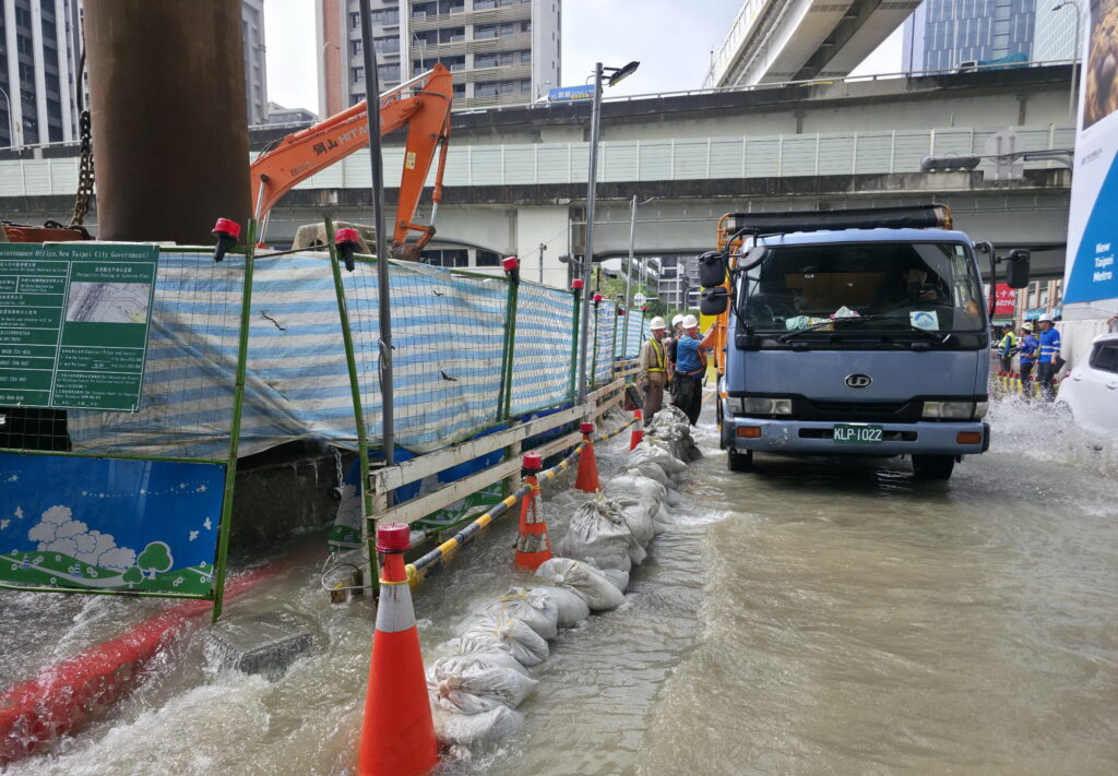 新北市新莊區人行天橋工程昨再度誤挖自來水管 市府全力搶修及午後交通恢復 21 S 21323983 1024x711 1