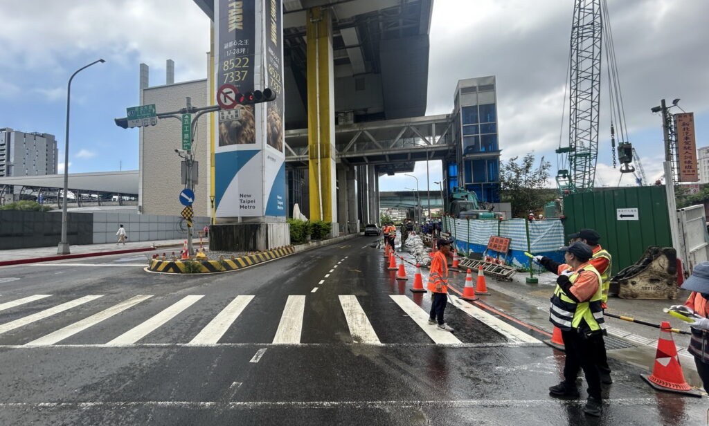 新北市新莊區人行天橋工程昨再度誤挖自來水管 市府全力搶修及午後交通恢復 22 S 25288848 1024x616 1