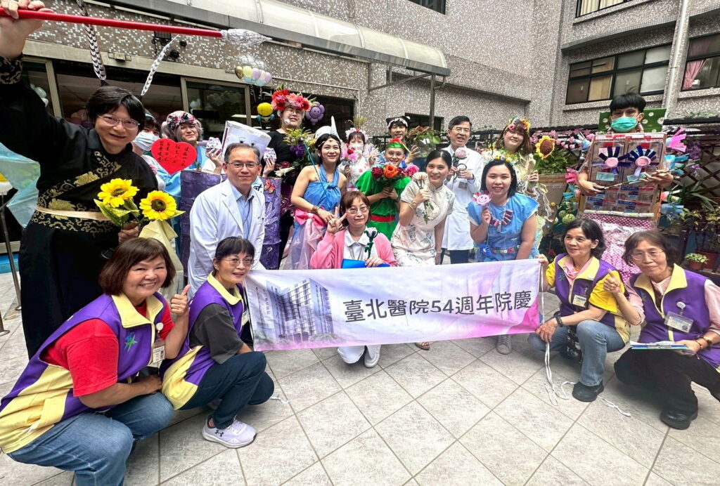 廢棄醫材穿上身 台北醫院院慶活動花仙子競賽展現綠色行動力 38 %E8%87%BA%E5%8C%97%E9%86%AB%E9%99%A2%E8%88%89%E8%BE%A6%E8%8A%B1%E4%BB%99%E5%AD%90%E7%AB%B6%E8%B3%BD%E7%99%BC%E6%8F%AE%E5%89%B5%E6%84%8F%E5%B1%95%E7%8F%BE%E7%B6%A0%E8%89%B2%E8%A1%8C%E5%8B%95%E5%8A%9B 1024x692 1