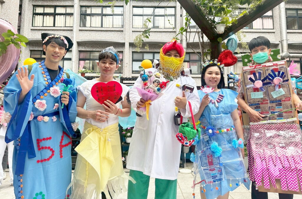 廢棄醫材穿上身 台北醫院院慶活動花仙子競賽展現綠色行動力 39 %E5%90%84%E5%96%AE%E4%BD%8D%E9%81%8B%E7%94%A8%E6%97%A5%E5%B8%B8%E9%86%AB%E7%99%82%E5%BB%A2%E6%A3%84%E7%89%A9%E8%BD%89%E5%8C%96%E7%82%BA%E5%89%B5%E6%84%8F%E9%80%A0%E5%9E%8B%E6%89%93%E9%80%A0%E7%B5%90%E5%90%88%E7%92%B0%E4%BF%9D%E8%97%9D%E8%A1%93%E8%88%87%E6%83%85%E6%84%9F%E7%9A%84%E8%8A%B1%E4%BB%99%E5%AD%90 1024x675 1