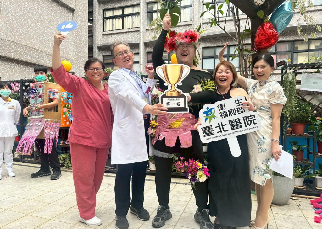 廢棄醫材穿上身 台北醫院院慶活動花仙子競賽展現綠色行動力 40 5B%E8%AD%B7%E7%90%86%E7%AB%99%E4%BB%A5%E5%91%BC%E5%90%B8%E7%AE%A1%E8%B7%AF%E5%8F%8A%E6%91%98%E5%8F%96%E7%9A%84%E8%8A%B1%E6%9C%B5%E8%A3%9D%E6%89%AE%E6%9C%8D%E8%A3%9D%E5%91%BC%E6%87%89%E7%92%B0%E5%A2%83%E6%B0%B8%E7%BA%8C%E7%90%86%E5%BF%B5%E6%A6%AE%E7%8D%B2%E8%8A%B1%E4%BB%99%E5%AD%90%E7%AC%AC%E4%B8%80%E5%90%8D 1024x730 1