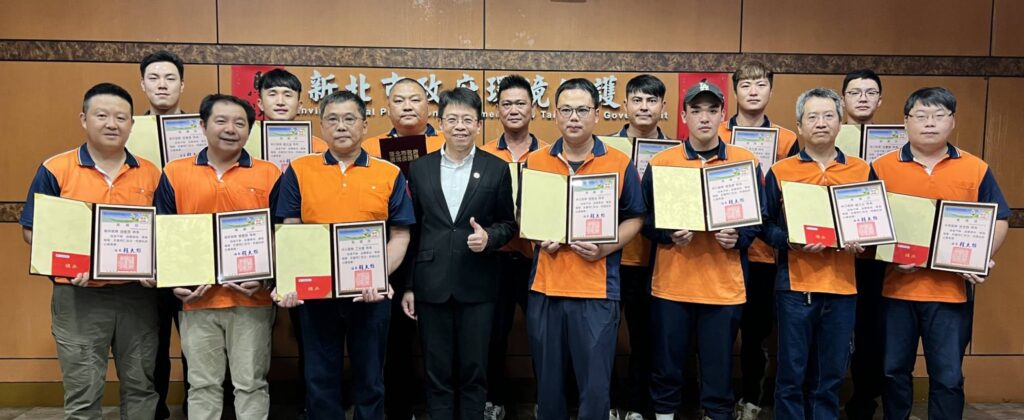 不只護環境更守清廉! 新北清潔隊拾金不昧 總價值逾115萬表揚 20 %E5%9C%96%E8%AA%AA%E5%BB%89%E6%BD%94%E4%BA%8B%E8%B9%9F%E8%A1%A8%E6%8F%9A%E6%B4%BB%E5%8B%95%E5%90%88%E5%BD%B1 1024x420 1