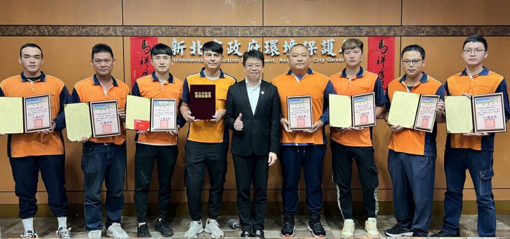 不只護環境更守清廉! 新北清潔隊拾金不昧 總價值逾115萬表揚 22 %E5%9C%96%E8%AA%AA%E6%8B%BE%E9%87%91%E4%B8%8D%E6%98%A7%E5%8F%97%E7%8D%8E%E5%90%8C%E4%BB%81%E8%88%87%E5%B1%80%E9%95%B7%E5%90%88%E7%85%A7 1024x480 1
