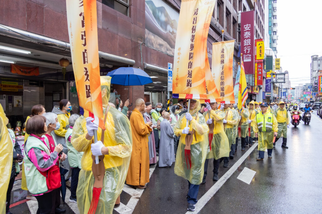 桃園再現佛教托缽盛況!佛光山行腳祈福吸引4千人 信眾:雨越大法財越多 13 1R9A7084 1024x683 1