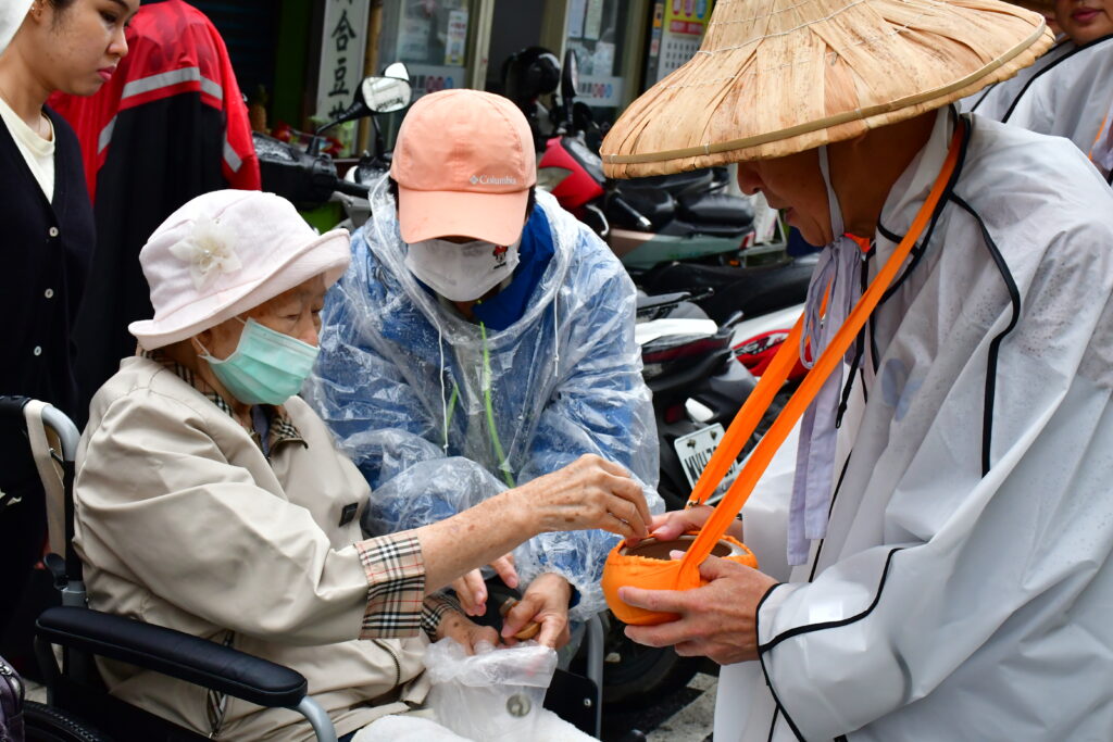 桃園再現佛教托缽盛況!佛光山行腳祈福吸引4千人 信眾:雨越大法財越多 16 DSC 5245 1024x683 1
