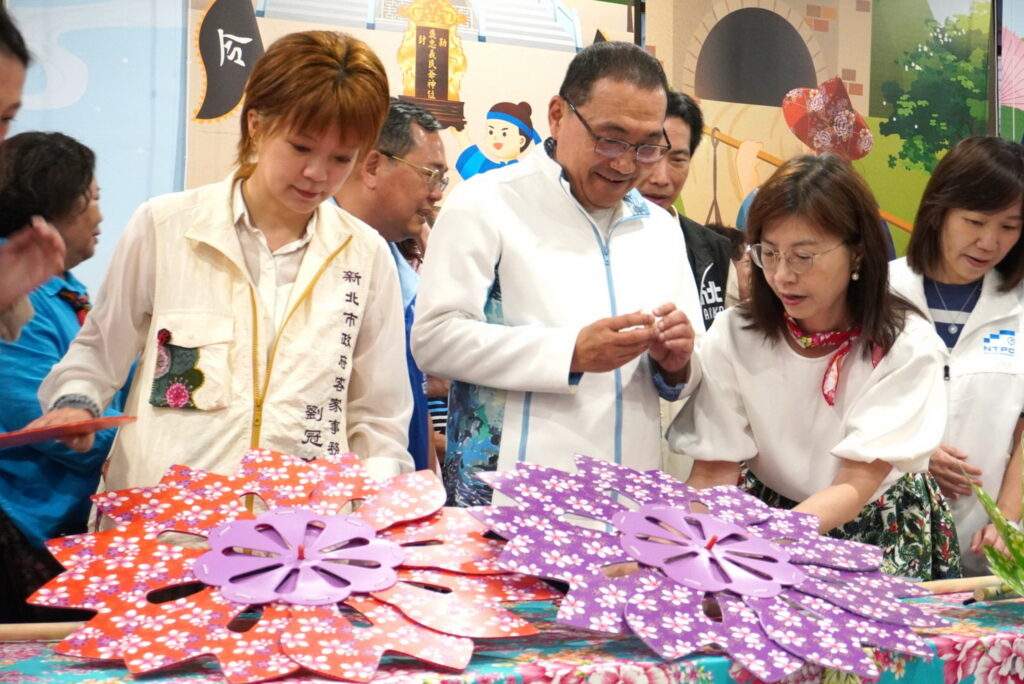 新北第10座「哈客土城館」揭幕 新北客家聚點「八年十館」達標 50 4%E4%BE%AF%E5%8F%8B%E5%AE%9C%E5%B8%82%E9%95%B7%E5%B7%A62%E8%88%87%E5%AE%A2%E5%AE%B6%E4%BA%8B%E5%8B%99%E5%B1%80%E5%8A%89%E5%86%A0%E5%90%9F%E5%B1%80%E9%95%B7%E5%B7%A61%E5%8F%8A%E8%B2%B4%E8%B3%93%E9%AB%94%E9%A9%97%E6%89%8B%E4%BD%9C%E9%A2%A8%E8%BB%8A%E8%B1%A1%E5%BE%B5%E8%91%97%E6%96%B0%E5%8C%97%E5%AE%A2 0 1024x684 1