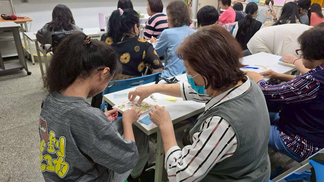青銀同樂暖心傳愛 基隆仁愛樂齡中心舉辦溫馨系列活動 3 1150508 %E6%96%B0%E8%81%9E%E7%A8%BF %E7%9B%B8%E7%89%87 %E5%9F%BA%E9%9A%86 %E9%9D%92%E9%8A%80%E5%90%8C%E6%A8%82%E3%80%81%E6%9A%96%E5%BF%83%E5%82%B3%E6%84%9B %E5%9F%BA%E9%9A%86%E4%BB%81%E6%84%9B%E6%A8%82%E9%BD%A1%E4%B8%AD%E5%BF%83%E9%80%A3%E6%97%A5%E8%88%89%E8%BE%A6%E6%BA%AB%E9%A6%A8%E7%B3%BB%E5%88%97%E6%B4%BB%E5%8B%95 7