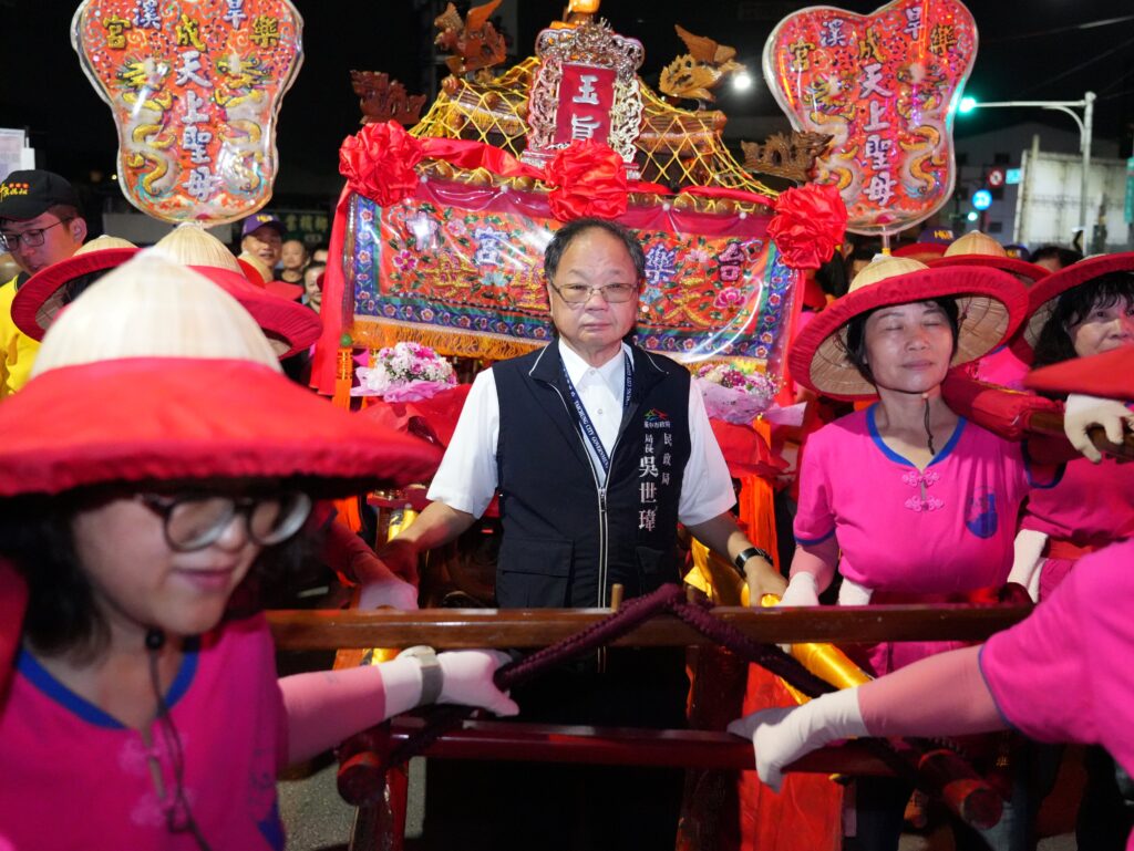台中樂成宮旱溪媽祖回鑾 22天遶境祈福圓滿完成 60 %E5%90%B3%E5%B1%80%E9%95%B7%E8%A6%AA%E8%87%AA%E6%89%B6%E9%91%BE%E8%BD%8E 1024x769 1