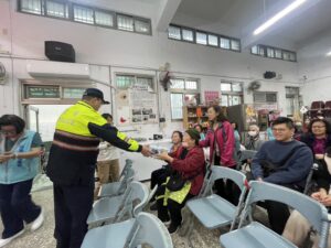 暖暖中興社區歡慶母親節 碇內警防詐宣導守護婦女財產安全 55 %E4%B8%89 7 300x225 1