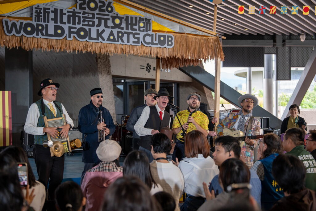 「世界民藝俱樂部」新北美術館熱鬧登場 樂音、異國市集、手作體驗現場氣氛熱絡 28 %E6%B3%A5%E7%81%98%E5%9C%B0%E6%B5%AA%E4%BA%BA%E4%BB%A5%E5%85%85%E6%BB%BF%E7%AF%80%E5%A5%8F%E6%84%9F%E8%88%87%E5%BE%A9%E5%8F%A4%E6%B0%A3%E6%81%AF%E7%9A%84%E6%BC%94%E5%87%BA%E7%82%92%E7%86%B1%E7%8F%BE%E5%A0%B4%E6%B0%A3%E6%B0%9B 1024x683 1