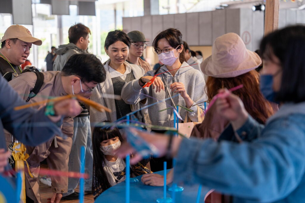「世界民藝俱樂部」新北美術館熱鬧登場 樂音、異國市集、手作體驗現場氣氛熱絡 29 %E9%AB%94%E9%A9%97%E5%B7%A5%E5%9D%8A%E8%B6%8A%E5%8D%97%E7%AB%B9%E8%9C%BB%E8%9C%93%E5%B9%B3%E8%A1%A1%E9%81%8A%E6%88%B2%E5%90%B8%E5%BC%95%E6%B0%91%E7%9C%BE%E6%8C%91%E6%88%B0 1024x682 1
