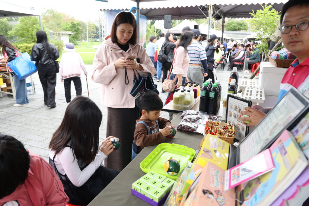 永續親子市集結合浴佛 新北市與靈鷲山攜手「惜惜地球」盼落實環保 21 %E5%9C%964 1024x683 1