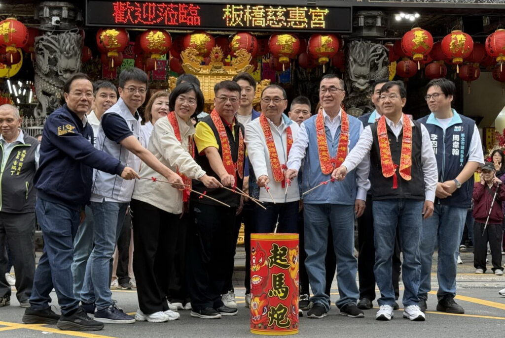 恭祝天上聖母聖誕千秋 侯友宜先後到三宮廟參拜祈福 板橋慈惠宮捐贈2115萬防災環保車輛守護市民安康 11 412982 0 1024x687 1