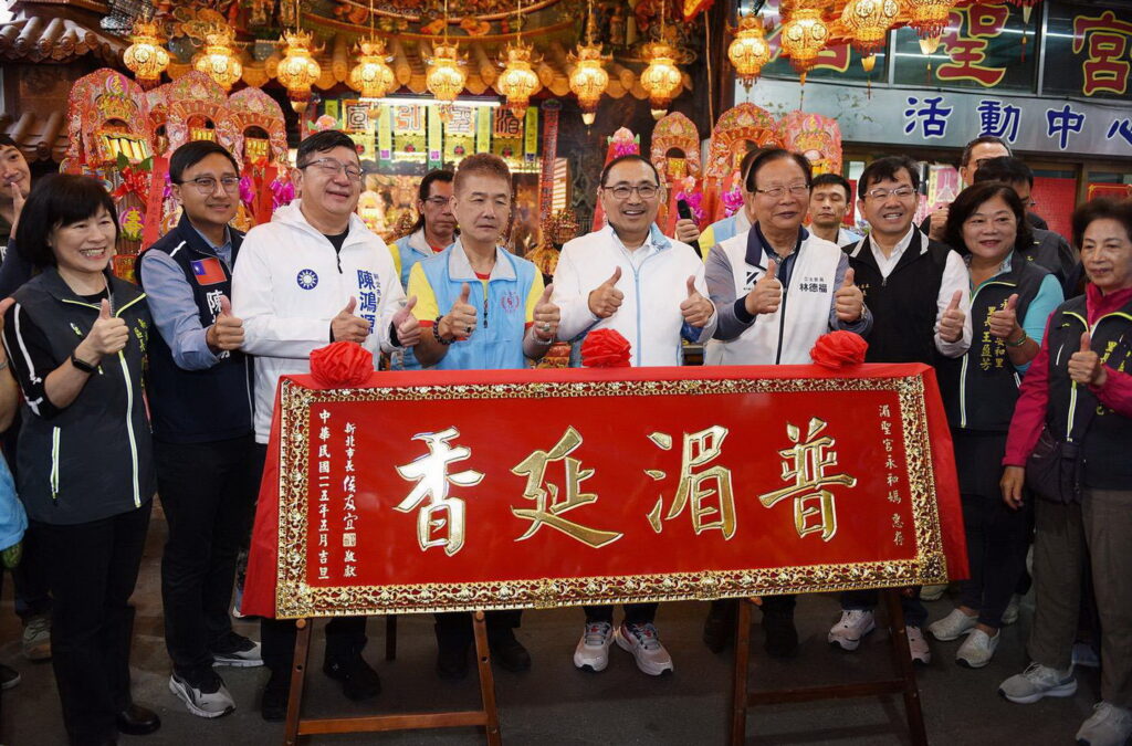 恭祝天上聖母聖誕千秋 侯友宜先後到三宮廟參拜祈福 板橋慈惠宮捐贈2115萬防災環保車輛守護市民安康 12 412989 1024x675 1