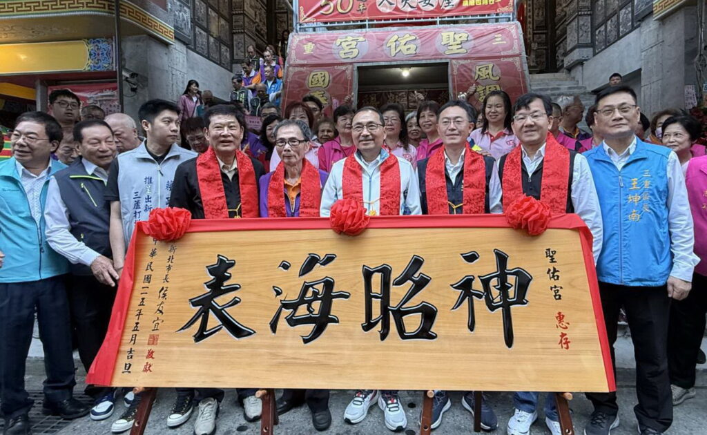 恭祝天上聖母聖誕千秋 侯友宜先後到三宮廟參拜祈福 板橋慈惠宮捐贈2115萬防災環保車輛守護市民安康 13 412984 0 1024x630 1
