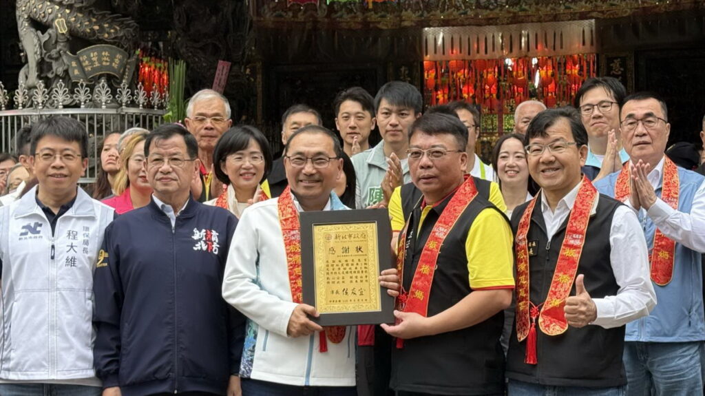 恭祝天上聖母聖誕千秋 侯友宜先後到三宮廟參拜祈福 板橋慈惠宮捐贈2115萬防災環保車輛守護市民安康 14 412981 0 1024x575 1