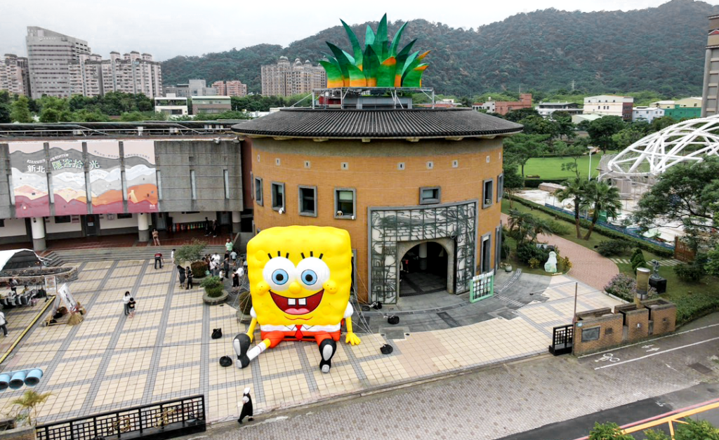 新北客家山河藝遊系列活動登場 海綿寶寶帶路實境解鎖三鶯客家文化 另5/16主場活動抽 iPhone 21 1%E6%96%B0%E5%8C%97%E5%B8%82%E5%AE%A2%E5%AE%B6%E6%96%87%E5%8C%96%E5%9C%92%E5%8D%80%E7%9A%84%E5%AE%A2%E5%AE%B6%E5%9C%93%E6%A8%93%E8%AE%8A%E8%BA%AB%E7%82%BA%E8%B6%85%E5%90%B8%E7%9D%9B%E7%9A%84%E5%B7%A8%E5%9E%8B%E9%B3%B3%E6%A2%A8%E5%B1%8B%E9%82%84%E6%9C%89%E8%B6%85%E8%90%8C%E7%9A%84%E6%B5%B7%E7%B6%BF%E5%AF%B6 0 1024x627 1
