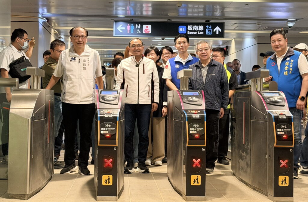 初勘五項缺失完成改善 捷運三鶯線整備就緒 侯友宜視察要求即刻提報中央履勘 15 %E5%B8%82%E9%95%B7%E7%8E%87%E9%9A%8A%E8%A6%96%E5%AF%9F%E4%B8%89%E9%B6%AF%E7%B7%9A%E8%BD%89%E4%B9%98%E5%8B%95%E7%B7%9A 1024x672 1