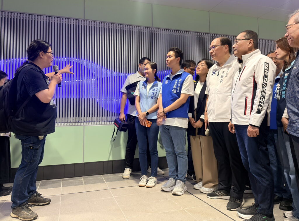初勘五項缺失完成改善 捷運三鶯線整備就緒 侯友宜視察要求即刻提報中央履勘 17 %E9%A0%82%E5%9F%94%E7%AB%99%E8%BD%89%E4%B9%98%E9%80%9A%E9%81%93%E7%B5%90%E5%90%88AR%E4%BA%92%E5%8B%95 1024x755 1