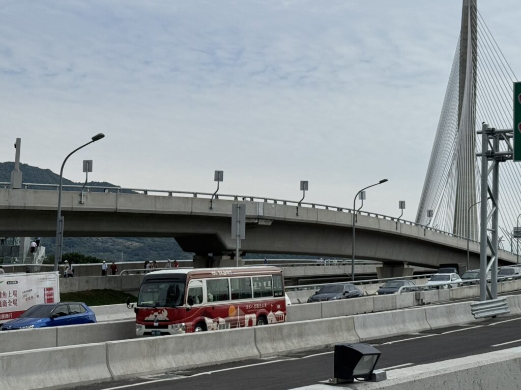 淡江大橋通車! 新北4條新公車線明起試營運 串聯板橋、桃機生活圈 37 115%E6%B7%A1%E6%B0%B4%E5%85%AB%E9%87%8C%E8%A7%80%E5%85%89%E5%85%AC%E8%BB%8A%E8%A1%8C%E7%B6%93%E6%B7%A1%E6%B1%9F%E5%A4%A7%E6%A9%8B 0 1024x768 1