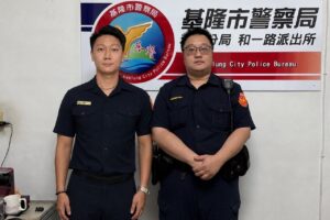 老翁寒冷雨夜癱坐路旁 基警暖心護送平安返家 30 MEITU 20260512 173223367 300x200 1