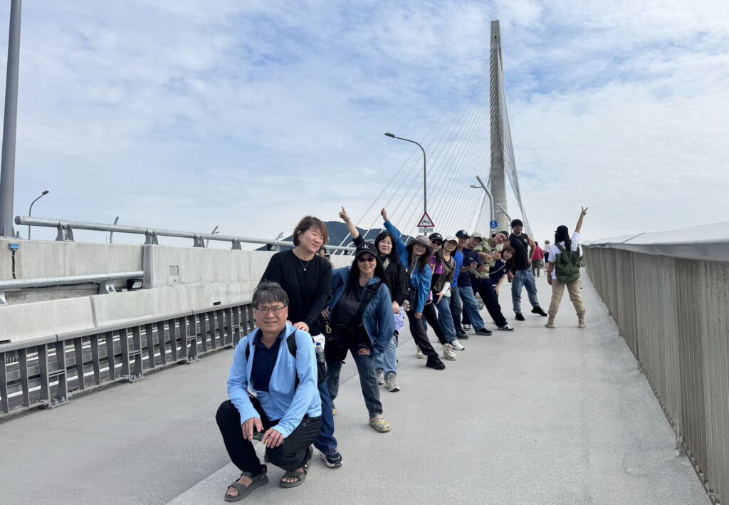 民眾搶先感受山海新地標魅力 淡江大橋主題遊程首發團熱鬧啟程 4 %E6%B0%91%E7%9C%BE%E5%8F%83%E8%88%87%E6%B7%A1%E6%B1%9F%E5%A4%A7%E6%A9%8B%E9%A6%96%E7%99%BC%E5%9C%98%E7%99%BB%E6%A9%8B%E9%AB%94%E9%A9%97%E8%BF%91%E8%B7%9D%E9%9B%A2%E6%84%9F%E5%8F%97%E6%96%B0%E5%8C%97%E6%9C%80%E6%96%B0%E5%9C%B0%E6%A8%99%E7%9A%84%E5%A3%AF%E9%97%8A%E9%AD%85%E5%8A%9B%E5%A4%A7%E5%B3%B6%E5%8F%B0%E7%81%A3%E6%8F%90%E4%BE%9B 1024x709 1
