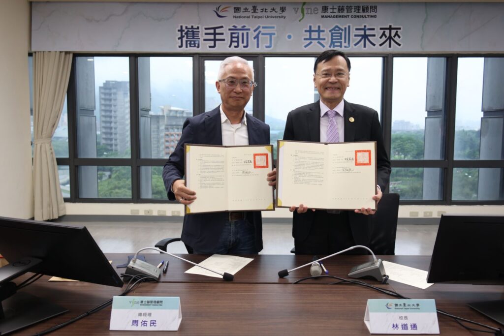 重塑人才發展 台北大學結盟康士藤 推AI陪練精準培訓 42 %E8%87%BA%E5%8C%97%E5%A4%A7%E5%AD%B8%E6%A0%A1%E9%95%B7%E6%9E%97%E9%81%93%E9%80%9A%E5%8F%B3%E8%88%87%E5%BA%B7%E5%A3%AB%E8%97%A4%E7%B8%BD%E7%B6%93%E7%90%86%E5%91%A8%E4%BD%91%E6%B0%91%E5%B7%A6%E7%B0%BD%E6%9B%B8%E5%90%88%E4%BD%9C%E6%84%8F%E5%90%91%E6%9B%B8 1024x683 1