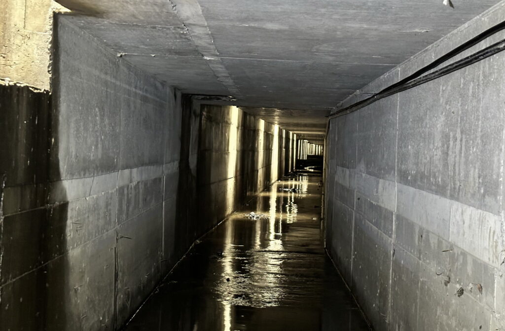 三峽北大特區治水有成 「滯洪+分流」雙管齊下 學勤路排水效能提升30% 40 3%E4%BD%B3%E5%9C%92%E8%B7%AF%E4%B8%89%E6%AE%B5%E5%A2%9E%E8%A8%AD271%E5%85%AC%E5%B0%BA%E7%9A%84%E5%88%86%E6%B5%81%E7%AE%B1%E6%B6%B5%E6%B8%9B%E5%B0%91%E9%9B%A8%E6%B0%B4%E6%8E%92%E5%BE%80%E4%BD%B3%E5%9C%92%E8%B7%AF%E4%B8%89%E6%AE%B5145%E5%B7%B7%E5%85%A7%E8%A7%A3%E6%B1%BA145%E5%B7%B7%E5%85%A7%E7%A2%97%E5%85%AC%E5%9C%B0%E5%BD%A2%E9%80%A0%E6%88%90%E7%9A%84%E7%A9%8D%E6%B0%B4%E6%83%85%E5%BD%A2 1024x671 1