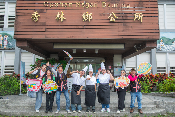 「太魯閣食光」品牌再升級! 秀林鄉三寶料理爭霸戰5月登場 13 02%E8%97%9D%E4%BA%BA%E7%8E%8B%E5%AE%8F%E6%81%A9%E8%88%87%E7%A7%80%E6%9E%97%E9%84%89%E9%95%B7%E5%92%8C%E4%BB%A3%E8%A1%A8%E5%80%91%E5%AE%A3%E5%82%B35 2223%E7%A7%80%E6%9E%97%E4%B8%89%E5%AF%B6%E6%96%99%E7%90%86%E7%88%AD%E9%9C%B8%E8%B3%BD